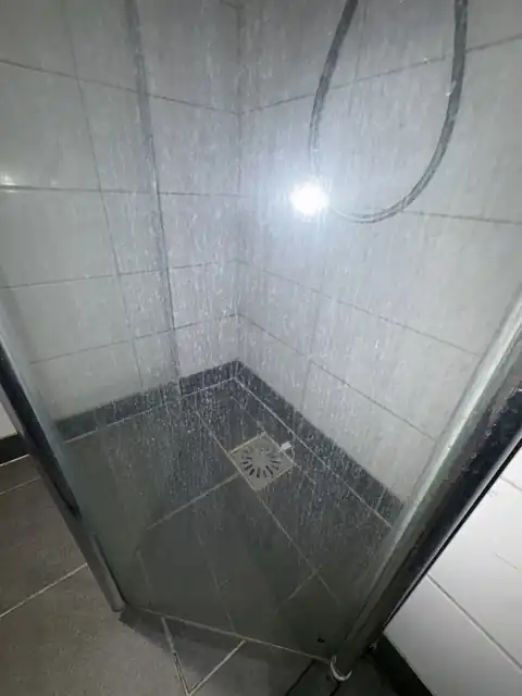 Detail van doucheglas voor reiniging door Onderhoudsbedrijf vdB