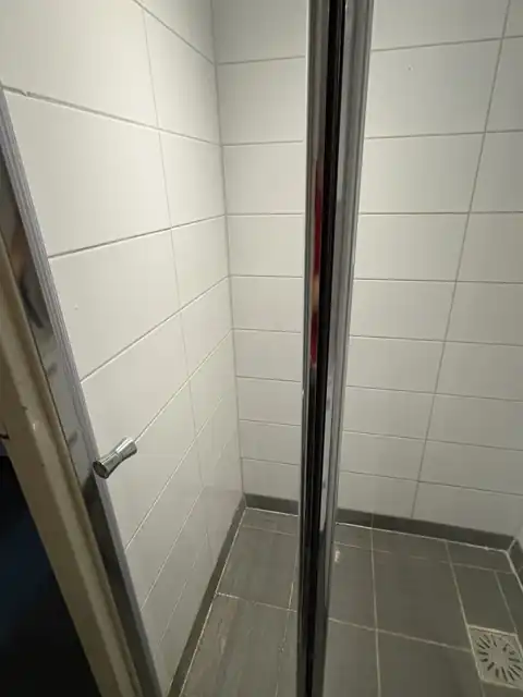 Doucheglas en tegelwerk na reiniging door Onderhoudsbedrijf vdB